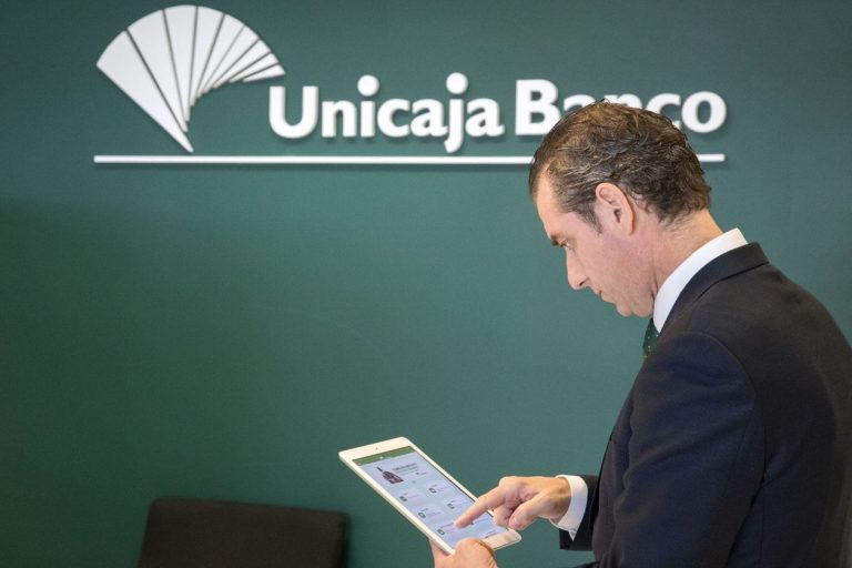 Unicaja Banco devolverá el 8% de las compras tras contratar una nueva tarjeta de crédito