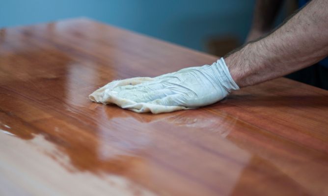 Usa cera para reparar los arañazos en la madera de tus muebles