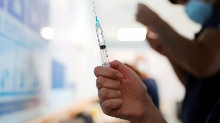 El 80% de personas que se han vacunado de la gripe por primera vez lo han hecho por la COVID-19