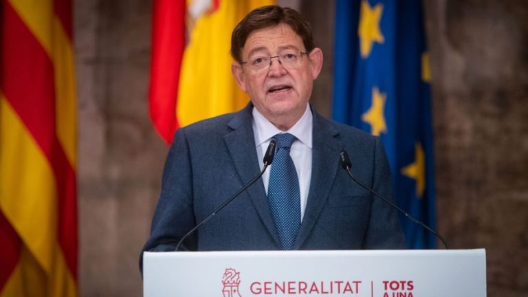 Puig dice que se retomará la vacunación con AstraZeneca