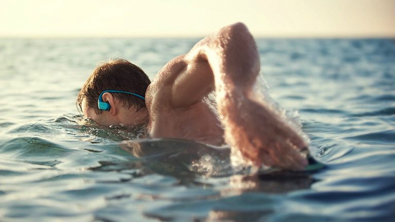 Sony, JBL... Auriculares acuáticos para nadar con tu música preferida