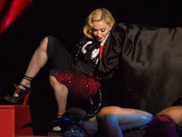 caida-madonna-en-brit-awards