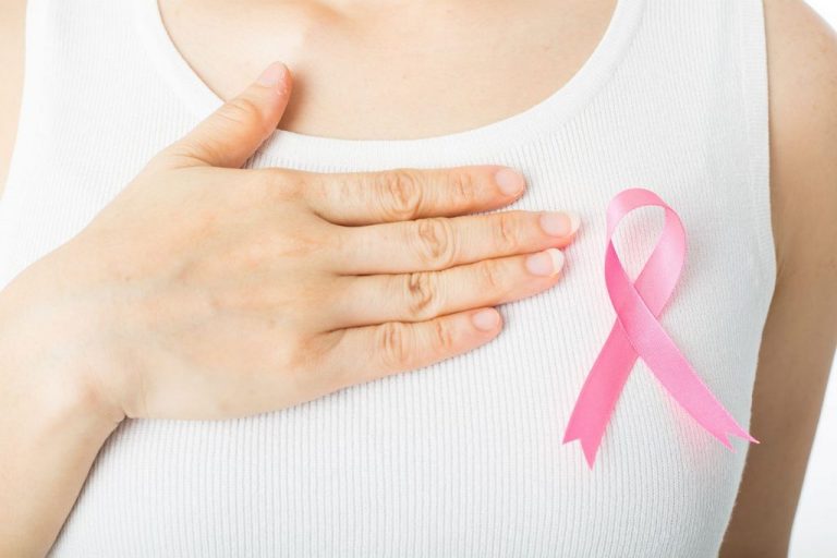 Darias muestra el compromiso con las mujeres afectadas por cáncer de mama