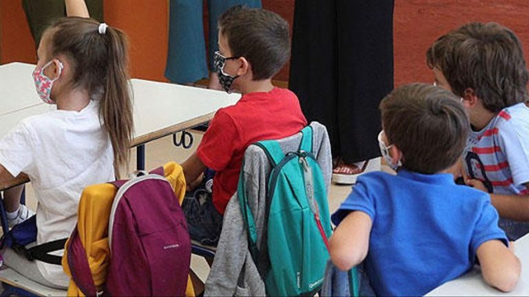 Suben a 481 los casos activos en centros educativos gallegos y bajan a 16 las aulas cerradas