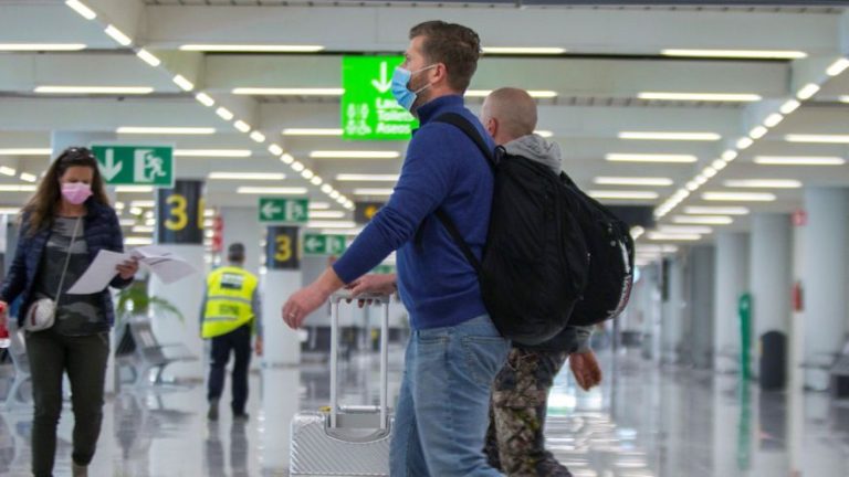 Bruselas pide un certificado para turistas inmunizados