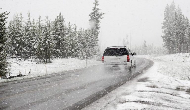 Un 80% de conductores desconoce la obligatoriedad de encender las luces cuando está nevando