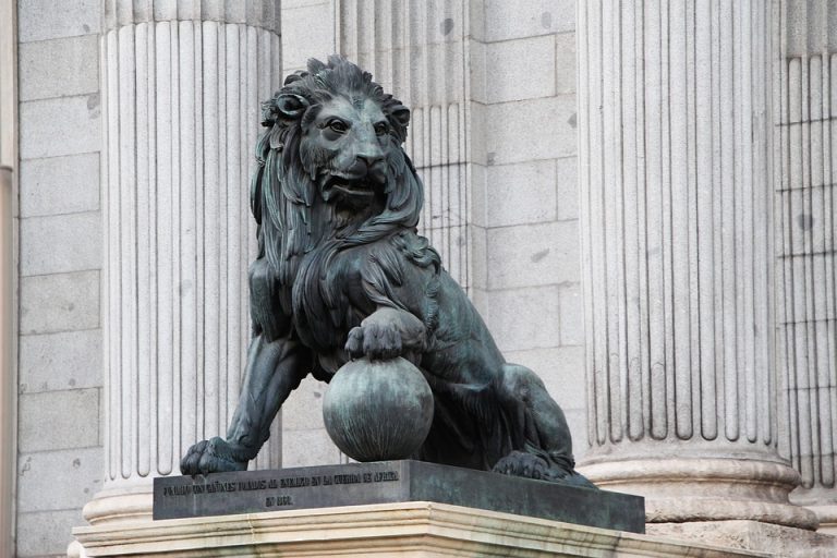 PSOE y Podemos vetan en el Congreso a una abogada que denunció a los 'morados'