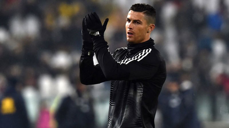 A Cristiano se le ve algo más con guantes desde que dejó el Real Madrid.