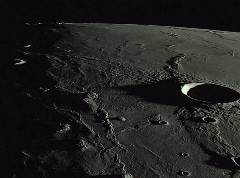 cuevas en la Luna