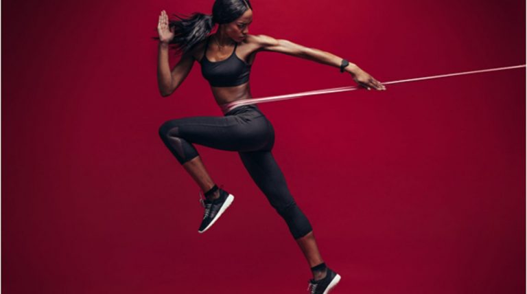 Ejercicios sencillos para mantenerse en forma sin pesas