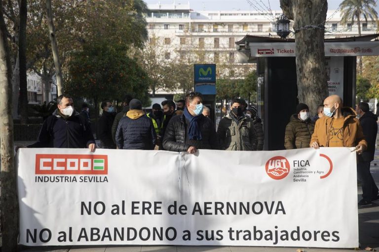 Los trabajadores afectados por despidos colectivos se desploman un 58% en enero