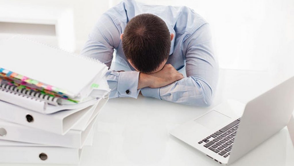 Estresado en la oficina de trabajo.