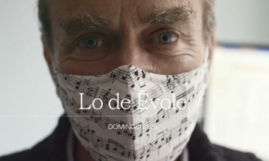 La original mascarilla de Fernando Simón.