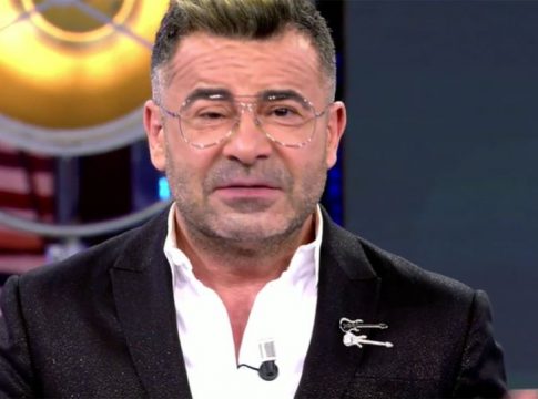 jorge-javier-portada En los últimos tiempos tenemos a Jorge Javier Vázquez hasta en la sopa, pero todo puede cambiar si no se cuida. Y es que el presentador de ‘Sálvame’ en sus diferentes versiones y ahora también tronista de ‘Mujeres y Hombres y Viceversa’ preocupó a sus seguidores exhibiendo un problema de salud que fue haciéndose más y más evidente a medida que iba pasando la última edición en Telecinco de ‘Sábado Deluxe’. De hecho, algunos medios llegaron a publicar que el de Badalona había abandonado el programa para ir al hospital, pero él mismo ha desmentido las fake news al aparecer en pantalla hasta el final del espacio que presenta. Eso sí, lo ha hecho con un problema evidente en su rostro que no ha pasado desapercibido para los telespectadores. ¿QUÉ TE PASA EN EL OJO, JORGE JAVIER? Nada más verle aparecer en ‘Sábado Deluxe’, muchos espectadores de Telecinco notaron algo raro en la cara de Jorge Javier. Su rostro parecía más asimétrico que de costumbre, y todo era debido a su ojo derecho, que estaba más cerrado de la cuenta y hacía saltar las alarmas. ¿Qué le pasaba? Llegado un momento, Diez Minutos llegó a publicar que el presentador había abandonado el plató para ir a Urgencias. Supuestamente, le habría pedido a su compañera de Telecinco María Patiño que se hiciera cargo del espacio dedicado en el programa a ‘La isla de las tentaciones’, pero fue él mismo el encargado de conducirla, desmintiendo la información. https://twitter.com/diezminutos_es/status/1368347008482828296?s=20 UNA CONJUNTIVITIS ‘LO MANDÓ’ A URGENCIAS Realmente, el propio Jorge Javier había explicado un día antes cuál era el problema de salud que tenía. Lo hizo en su columna semanal en Lecturas: “Tengo el ojo derecho a la virulé por culpa de una conjuntivitis. Voy al médico y me receta unas gotas que tengo que ponerme cada seis horas en ambos ojos porque el contagio pasa rápidamente de uno a otro. Dos gotas en cada ojo”, explicaba el presentador. Cabe recodar que la conjuntivitis es una inflamación o infección de la membrana transparente entre el párpado y el globo ocular. Se caracteriza por producir enrojecimiento, sensación arenosa y picazón en el ojo. Al rascarlo, puede cambiar de aspecto como le sucedió a Jorge Javier. Es normal que por las noches genere supuración y se forma una especie de costra en tus pestañas. Por ahora no hemos de temer por la salud del presentador de Telecinco, más allá de este episodio puntual, pero tendrá que cuidarse si no quiere preocuparse más de la cuenta. Y es que, según reconoció en esta misma revista, no es la única persona de su familia que ha tenido problemas en los ojos. https://twitter.com/JoseAlb50900835/status/1368347949743357962?s=20 PROBLEMAS HEREDITARIOS CON LOS OJOS Fue precisamente el reconocimiento público de este padecimiento -la conjuntivitis- la que hizo a Jorge Javier contar otro problema ocular que le tocó vivir de cerca en su casa. Según contó en su blog de Lecturas, su padre tenía glaucoma y esto le afectaba de una manera muy directa. “El caso es que mi padre tenía glaucoma y desde que tengo uso de razón recuerdo que cada noche, antes de acostarse, decía desde su cama: “Las gotaaaaas”. Y entonces teníamos que ir algún miembro de la familia –mi madre, alguna de mis hermanas, yo mismo– a ponérselas”, explicaba Jorge Javier. REIVINDICACIÓN FEMINISTA DE JORGE JAVIER VÁZQUEZ Este recuerdo de su padre, postrado, pidiendo que le pusieran las gotas, le hizo reflexionar: “Ahora que me las he tenido que poner yo mismo y he visto lo rematadamente fácil que es incluso para un tío tan torpe como yo, no entiendo cómo mi padre, que era tan mañoso, no se las ponía él” Contó también que su madre siempre le preparaba la muda y la toalla cada vez que se duchaba, algo que ahora observa con perspectiva y critica: “Qué cosas han tenido que aguantar las mujeres y qué poco se han quejado. Gracias a ellas somos más libres, más solidarios, más modernos. En este país ha abundado durante muchísimos años el hombre heterosexual cafre y machista.”, dijo Jorge Javier Vázquez en el fin de semana previo al 8M. JORGE JAVIER APROVECHÓ PARA DAR UN PALITO A VOX En mitad del alegato feminista que suscitó el recuerdo del glaucoma de su padre, Jorge Javier aprovechó para lanzar un dardo al partido político con el que más ha chocado hasta la fecha de entre los que se encuentran en el hemiciclo: Vox. “Hubo una época en la que parecía que intentaba reciclarse, pero ahora ha venido la ultraderecha a susurrarle que se estaba amariconando y el hombre de pelo en pecho portador de valores eternos resurge de su podrido discurso para emponzoñar el ambiente”, comenzó diciendo el presentador de Telecinco. “Dicen que tras la pandemia se producirá una réplica de los felices años veinte donde triunfarán las ganas de vivir y el gusto por el sexo. Ojalá España se convierta en una sucursal de Sodoma y Gomorra, Santiago Abascal en su aparcacoches y Macarena Olona en la señora de la guardarropía”, acababa comentando con sorna.