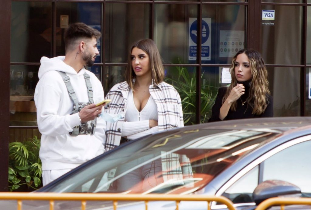 Isaac, nuevo concursante de 'Supervivientes 2021', con Marina y Lucía en Madrid.