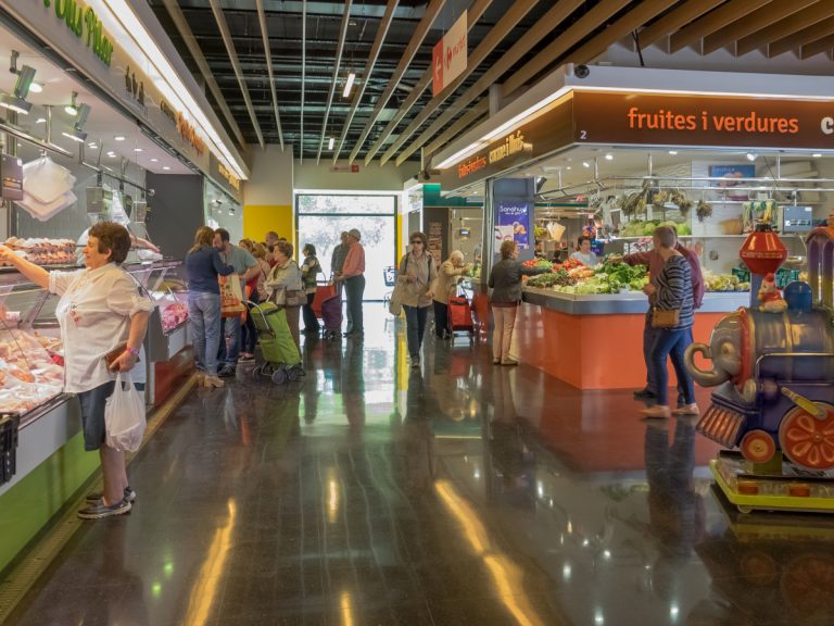 Barcelona prevé que los mercados municipales puedan vender por Internet en verano