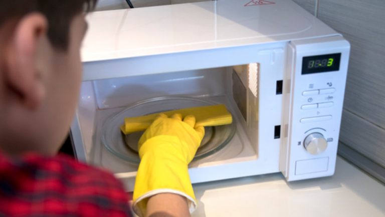 Cómo limpiar el microondas por dentro