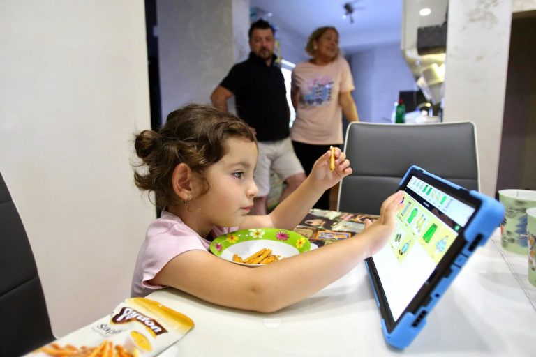Niños que pasan más de una hora diaria ante pantallas comen más comida basura