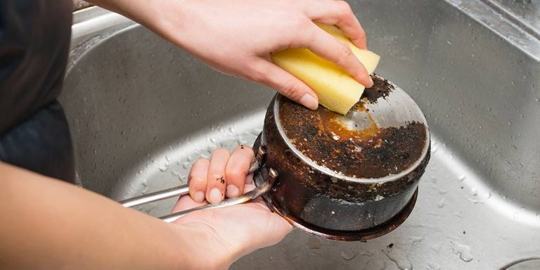 Cómo limpiar una olla quemada