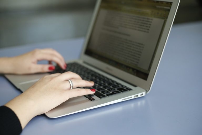 Los roles tradicionales de género se trasladan a Internet durante la pandemia