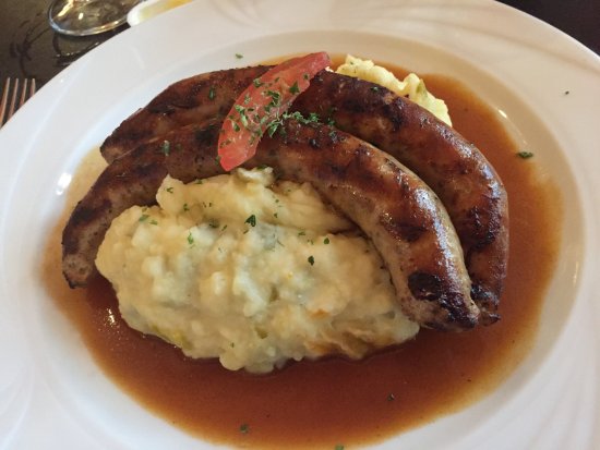 Salchichas y cerveza negra