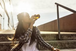 Un 10% de jóvenes cree que si una mujer bebe mucho alcohol se expone a que tengan sexo con ella