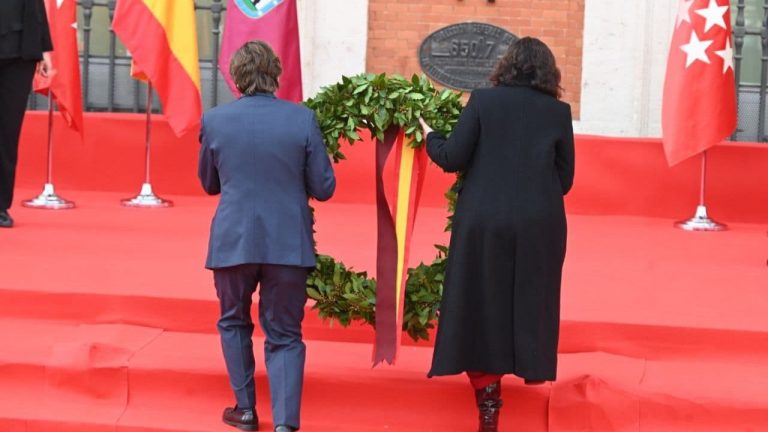 Víctimas y héroes del 11-M son recordados con una corona de laurel en Sol