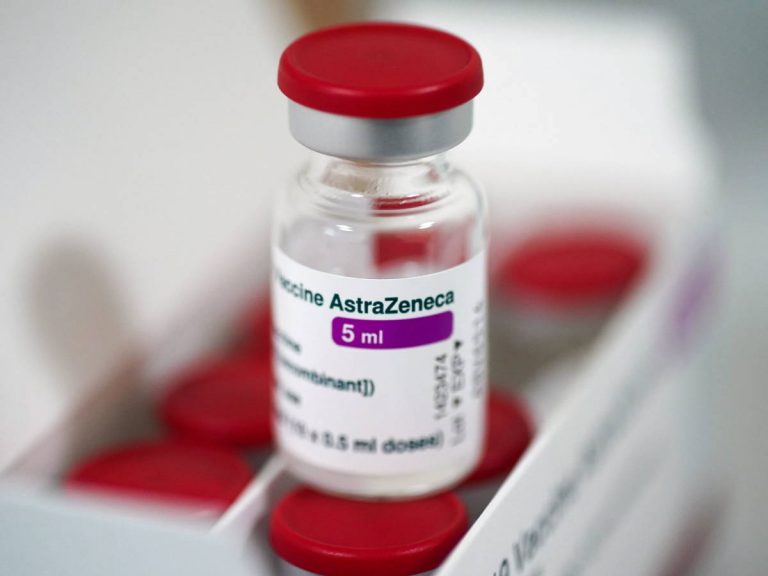 Vacuna de AstraZeneca: qué hacer si notamos síntomas raros