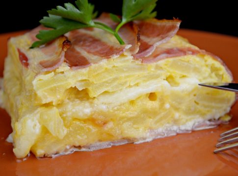 ¡Te encantará! Así se hace el pastel de tortilla de patatas y bacon más delicioso del mundo 1 ¡Te encantará! Así se hace el pastel de tortilla de patatas y bacon más delicioso del mundo