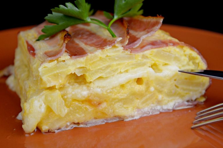 ¡Te encantará! Así se hace el pastel de tortilla de patatas y bacon más delicioso del mundo