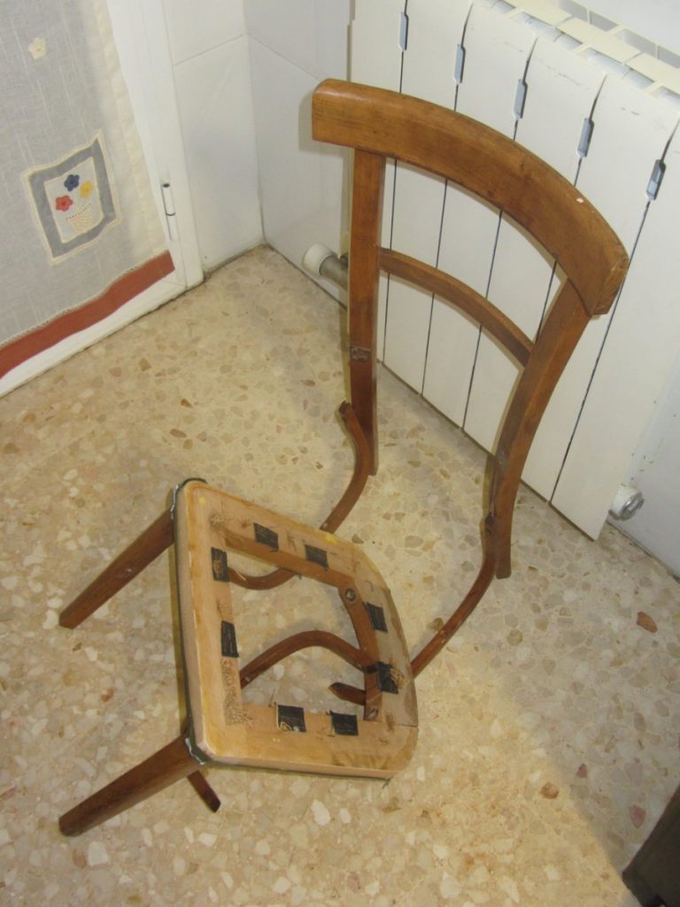 Cómo arreglar una silla que cojea 145 Problemas con el taco de la silla