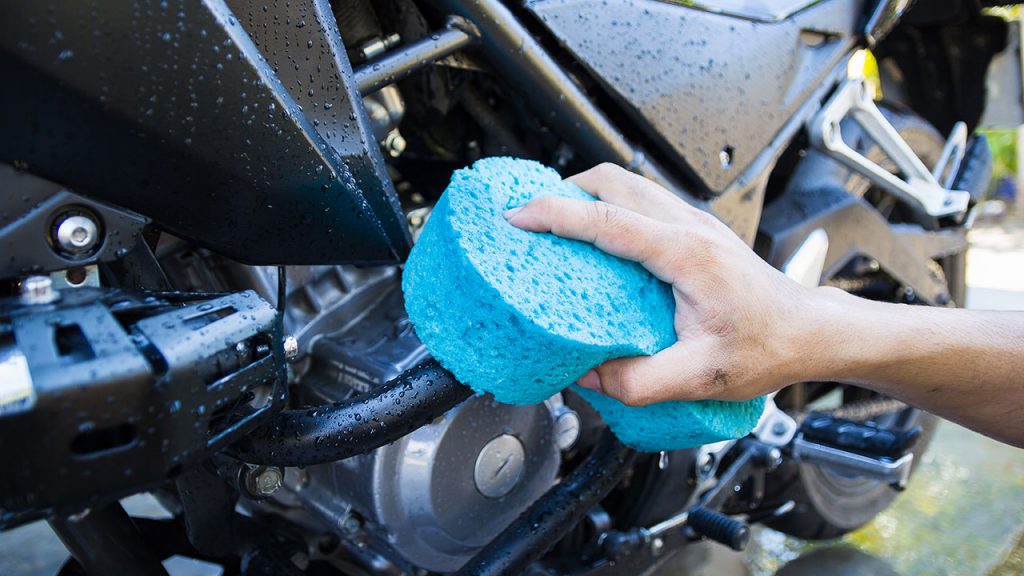 Jabón y secado para dejar la moto impecable