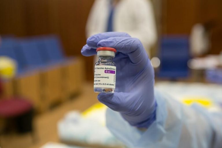 Ingresada en Asturias una mujer con trombosis tras recibir la vacuna de AstraZeneca