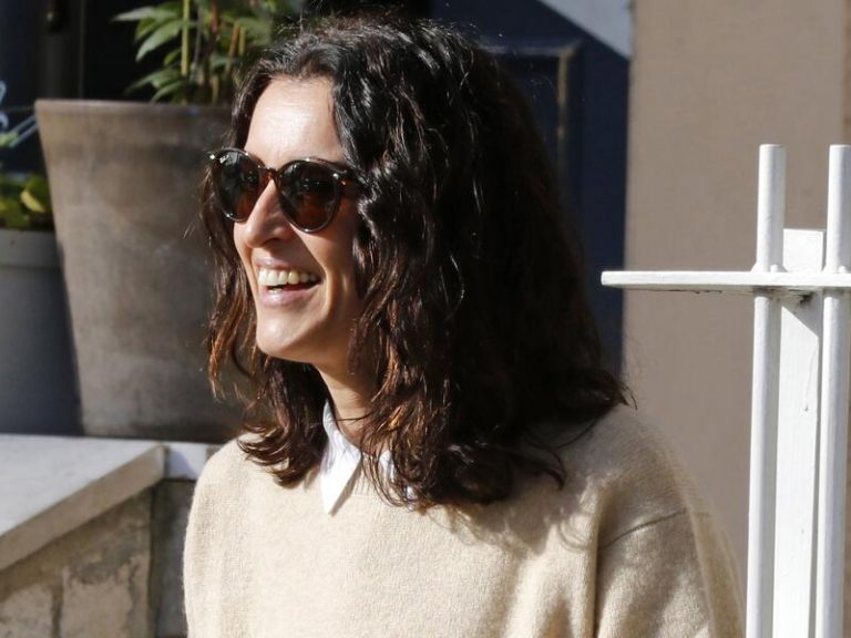 Blanca Romero presume de hijo y de mascota en su paso por Madrid