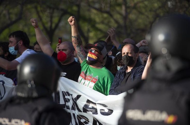 Al menos 2 detenidos, 14 heridos y 20 policías atendidos en Vallecas en el inicio de campaña de Vox