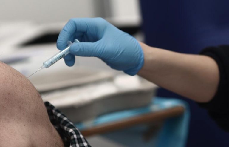 Estos son los efectos secundarios por los que has de ir al hospital tras vacunarte