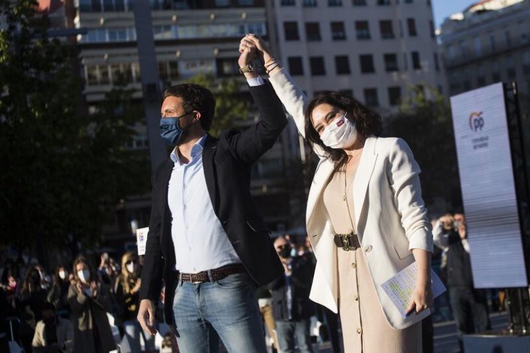 Ayuso duplicaría sus escaños y podría gobernar con el apoyo de Vox, según un sondeo