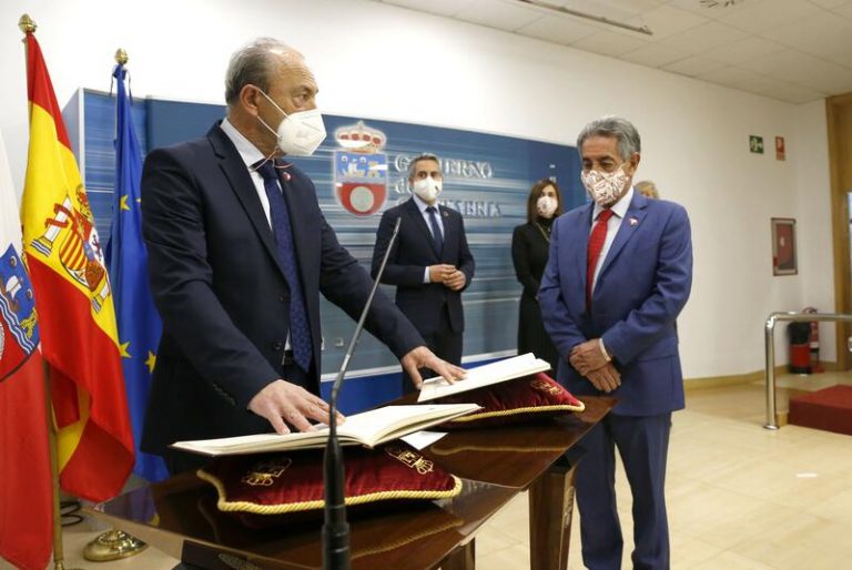 Revilla da negativo en Covid-19 en su segunda prueba