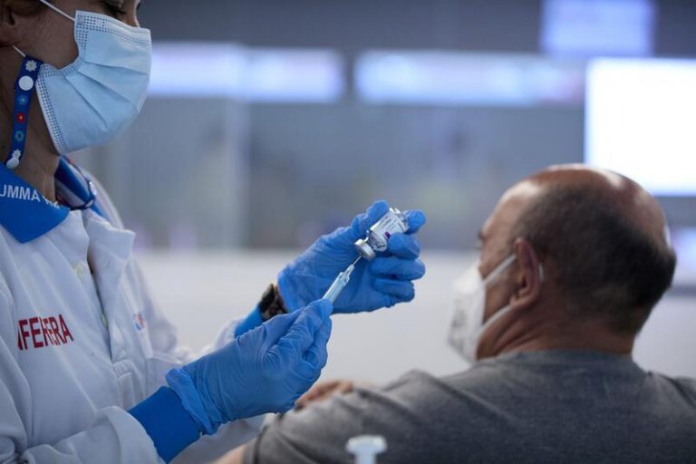 Sanidad estudiará poner Pfizer a personas que han recibido una sola dosis de AstraZeneca