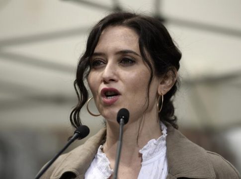 Ayuso rechaza el cartel de Vox sobre menores: Ayuso rechaza el cartel de Vox sobre menores: