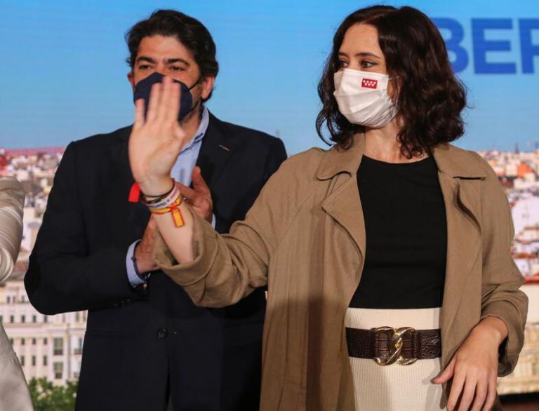 Ayuso critica que Sánchez celebre un mitin en una zona confinada