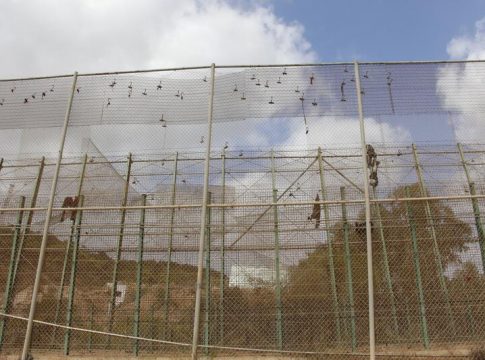 Unos 50 migrantes entran a nado en Ceuta el mismo día que impiden a 60 saltar la valla de Melilla Unos 50 migrantes entran a nado en Ceuta el mismo día que impiden a 60 saltar la valla de Melilla
