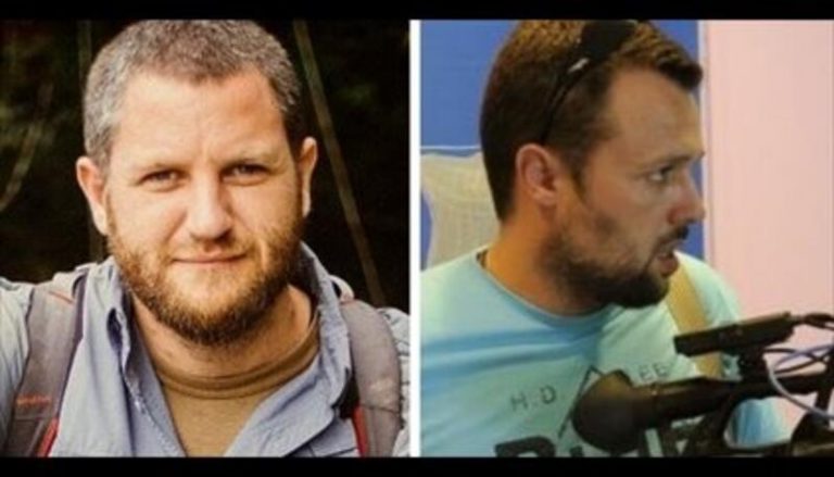 Familiares de los periodistas asesinados en Burkina Faso reciben los féretros con los restos