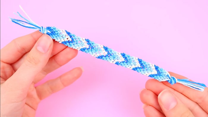Cómo hacer una pulsera paso a paso 3 Hilos plásticos de colores