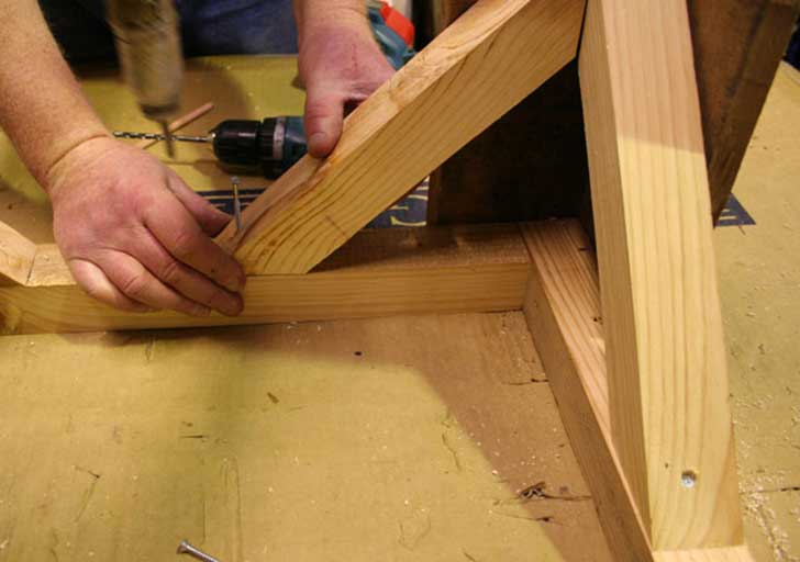 Cómo arreglar una silla que cojea 147 ¿Cortar las patas de la silla?