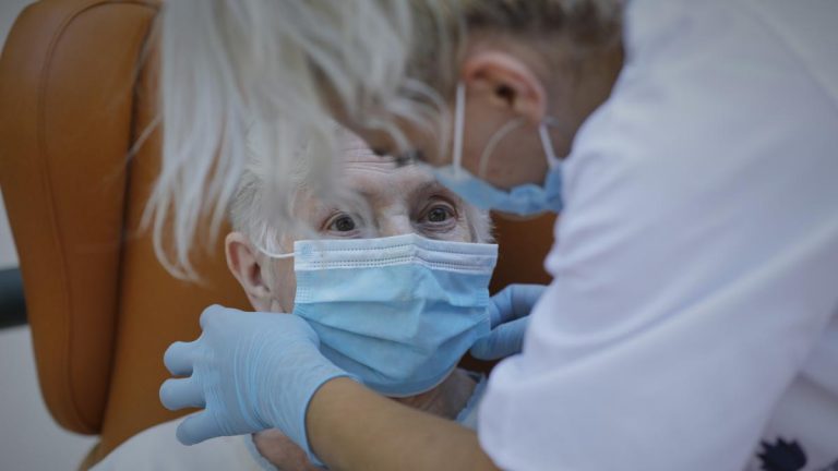 Asociaciones de familiares de residentes piden una Ley que les garantice acceso hospitalario