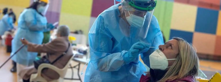 Andalucía suma 1.008 casos, 34 muertes y la incidencia vuelve a subir hasta 156,5