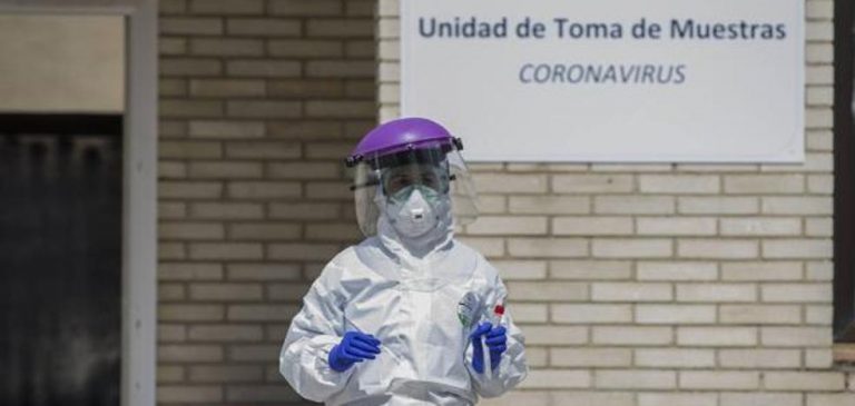 Andalucía suma 1.899 casos, 20 muertes y rebaja cuatro puntos su tasa