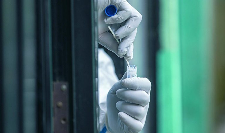 Andalucía baja su tasa por séptimo día hasta 240,5, suma siete muertos y 1.785 casos