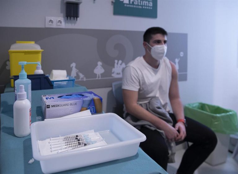 Andalucía suma más de 2.000 casos por segundo día seguido y registra 9 muertes